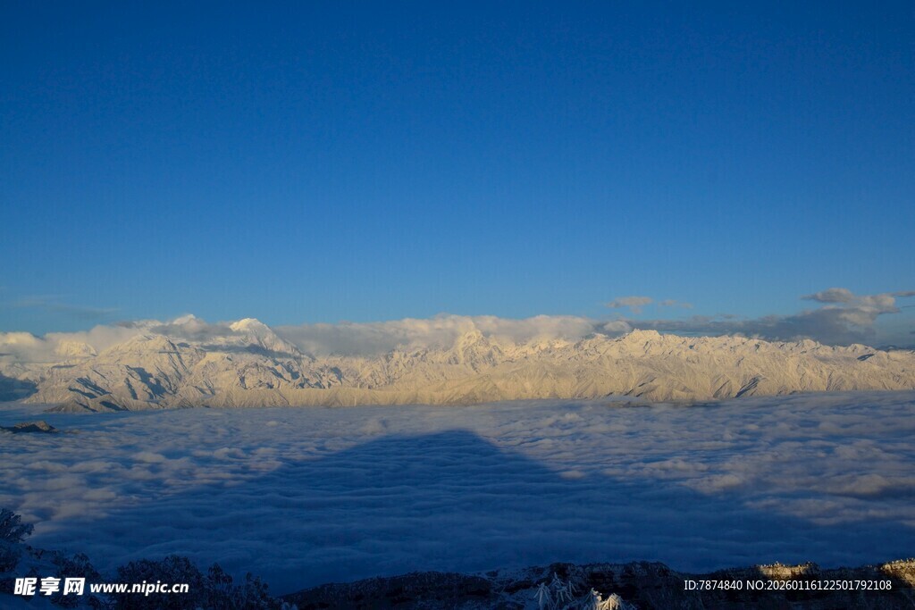 雪山云海壮丽景观