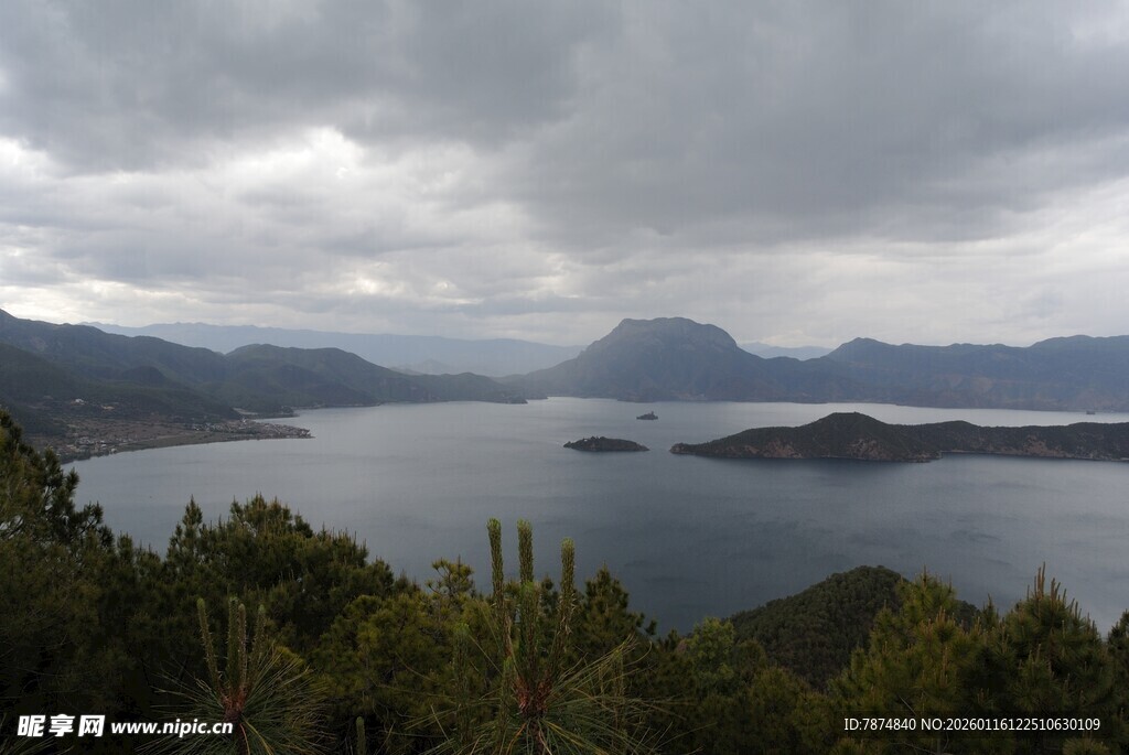 云雾笼罩下的山水风光