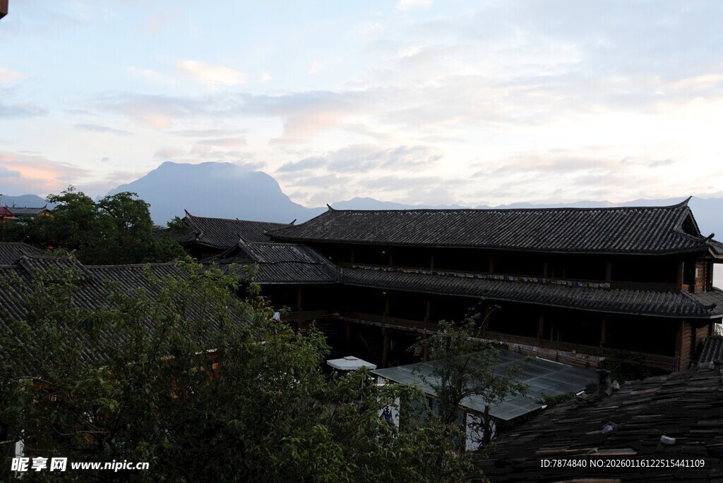 古村暮色中的传统建筑群