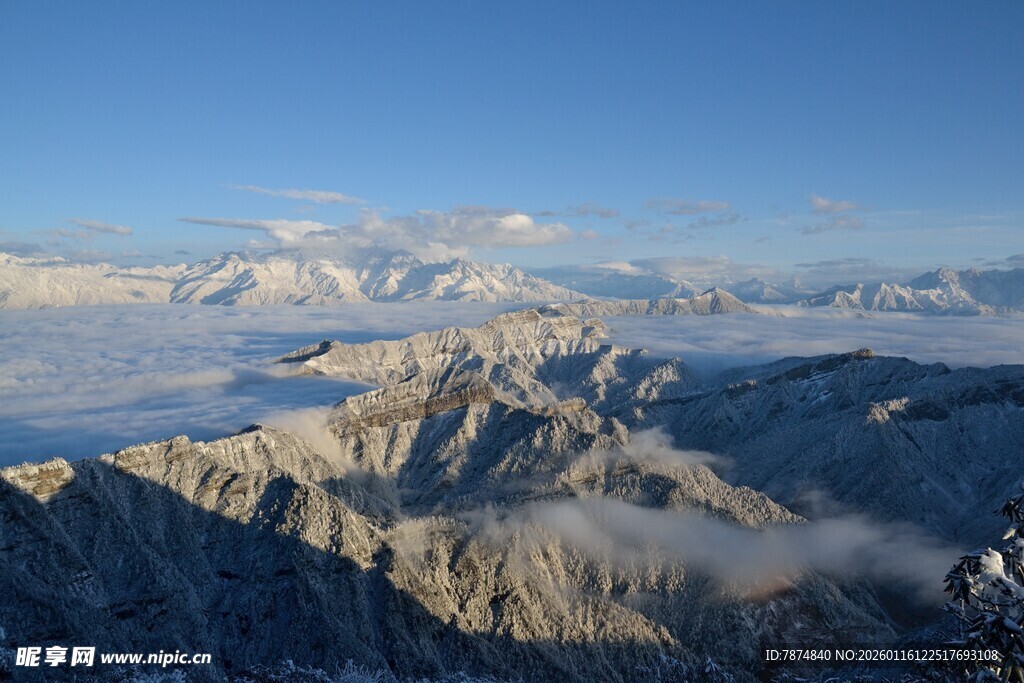 壮丽雪山云海景观