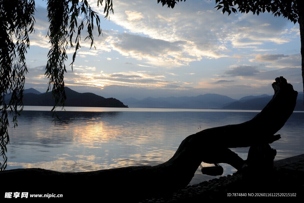 湖畔黄昏剪影