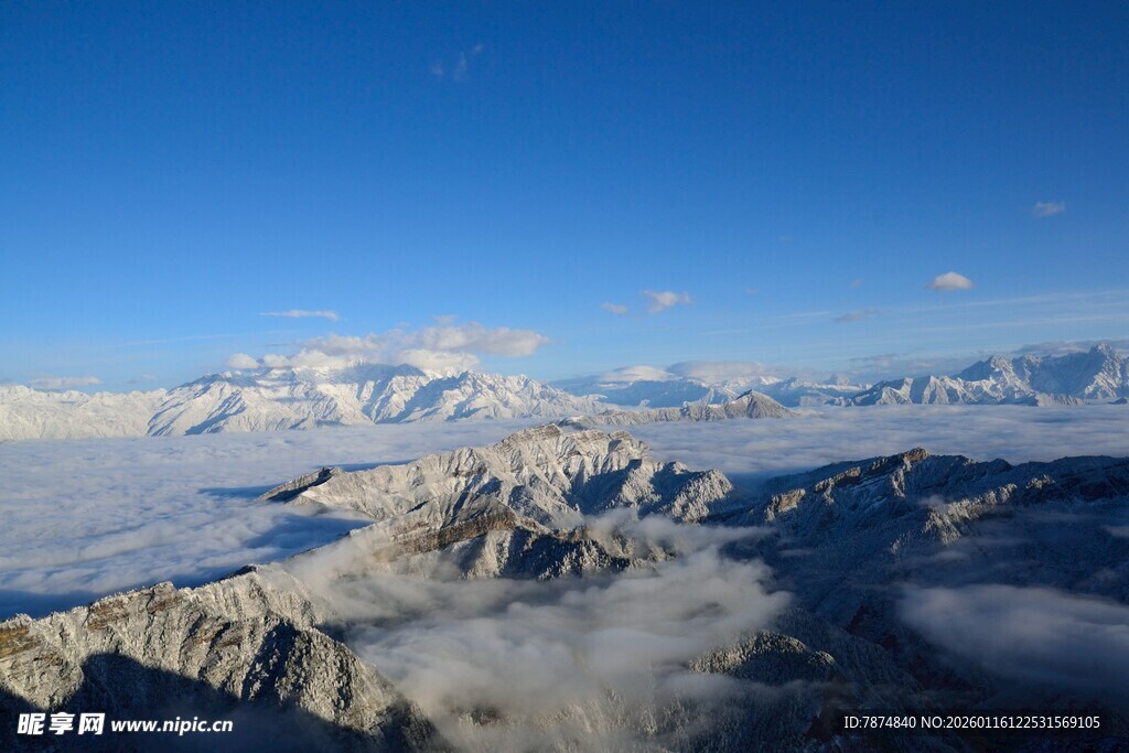 壮丽雪山云海风光