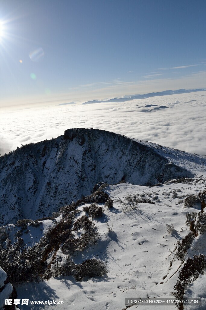 雪山之巅的壮丽云海景观