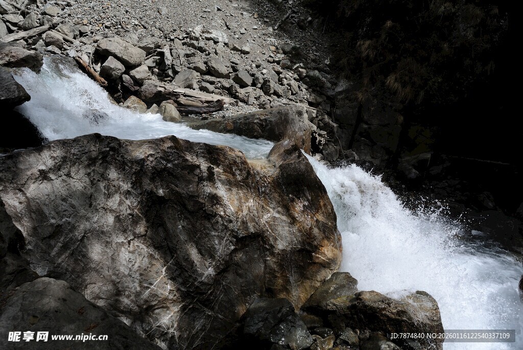 山间溪流奔涌的岩石景观