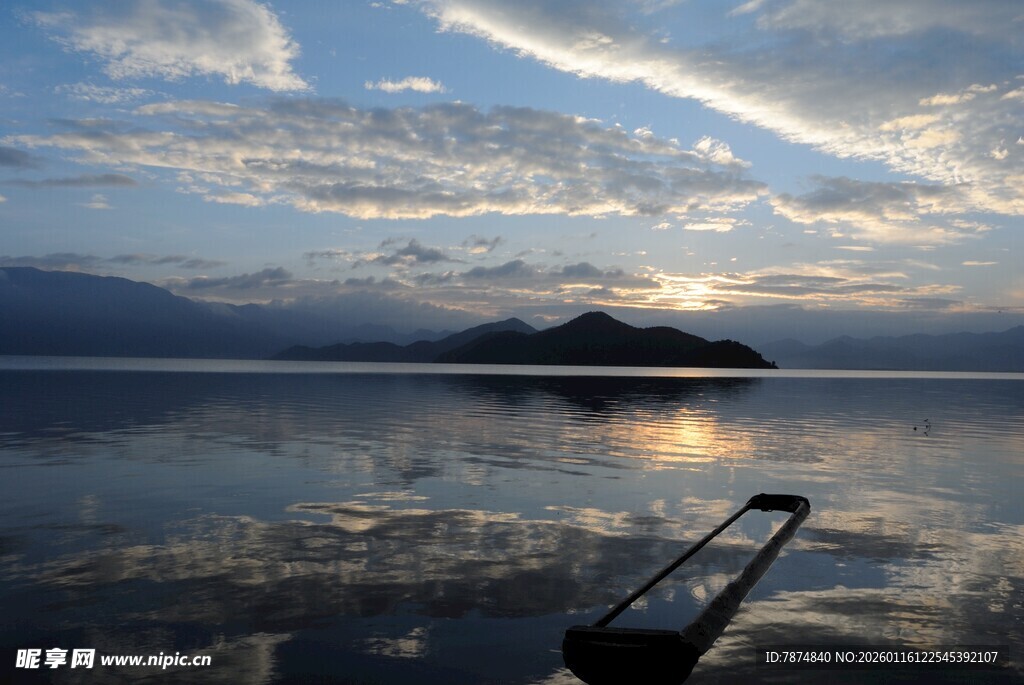 湖畔黄昏美景