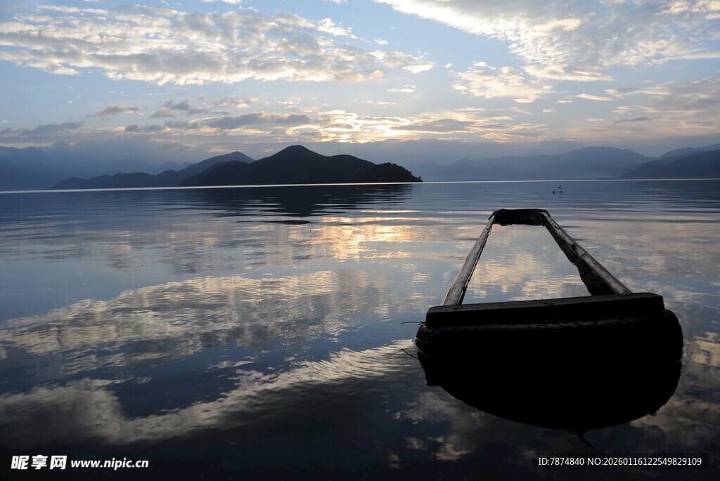 湖畔孤舟映晚霞