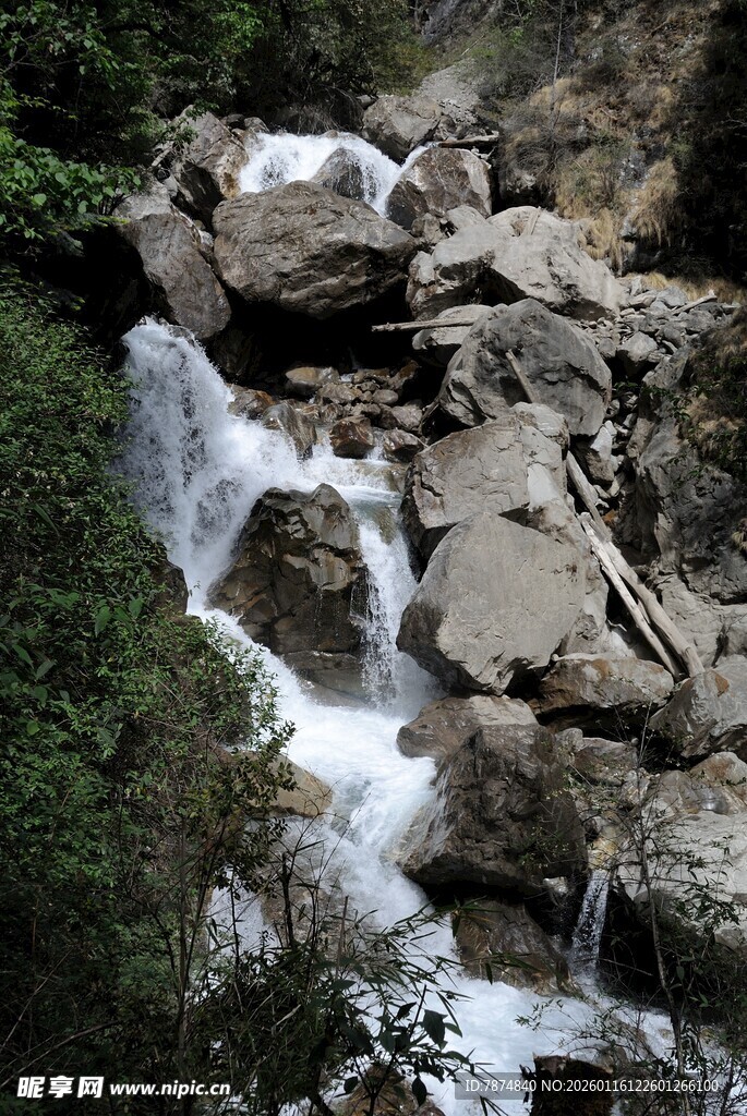 山间溪流穿石而过