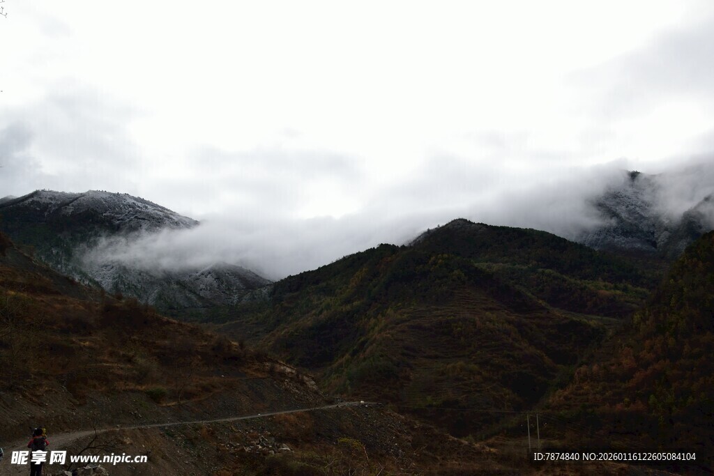 山间云雾缭绕的壮美景色