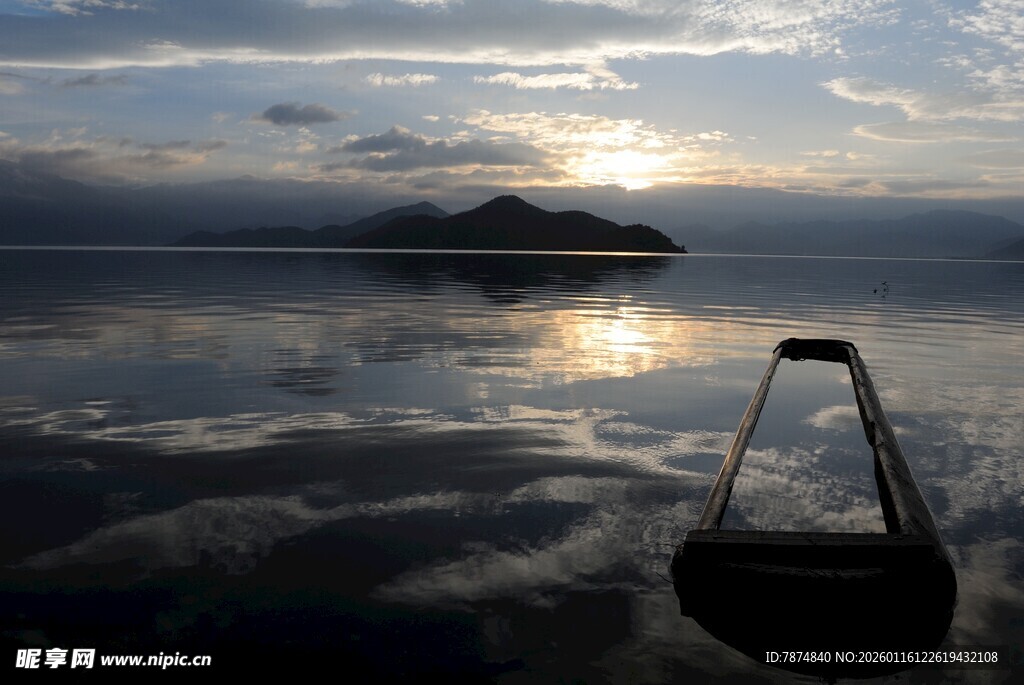 海上孤舟迎日出