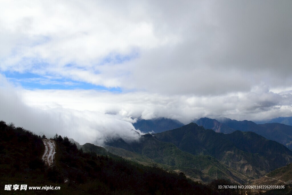 云雾缭绕的壮美山间景色