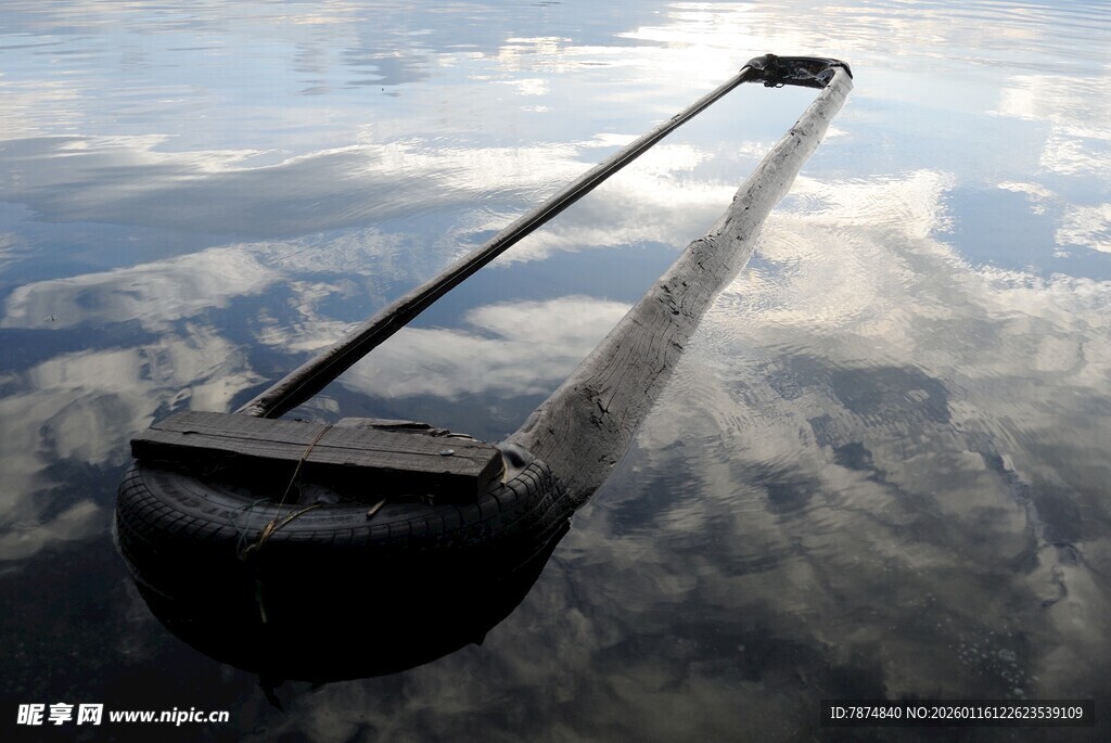 空中飞艇遨游于云海间