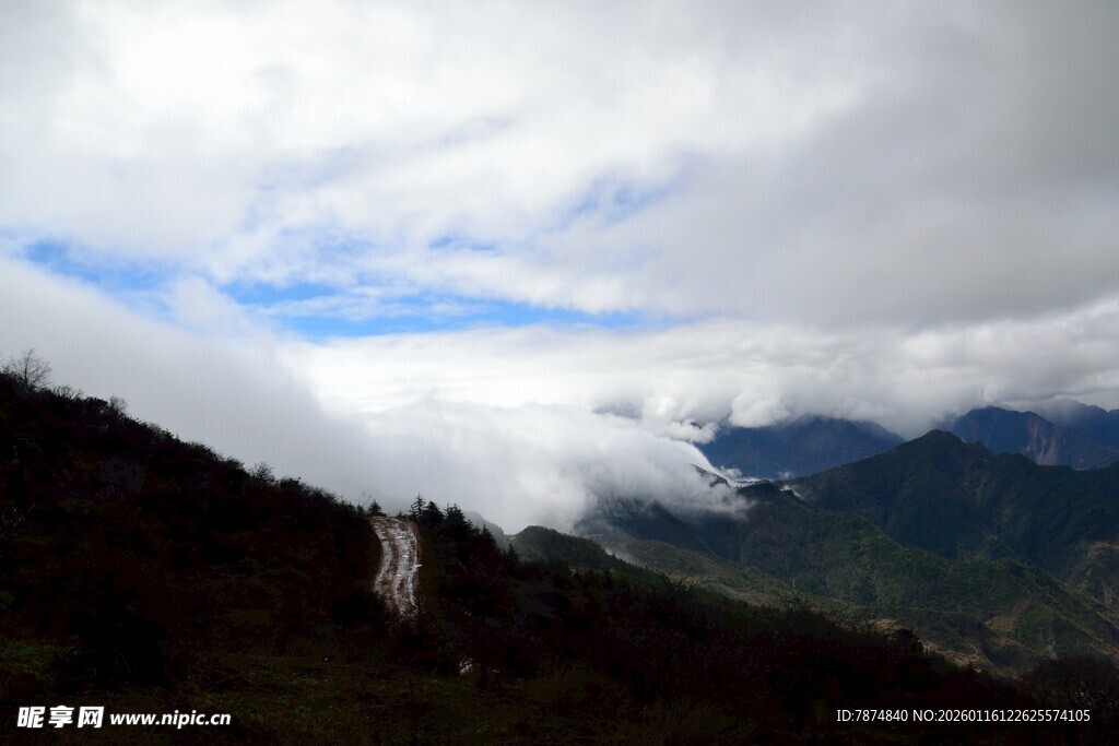 山间云雾缭绕的壮美景色