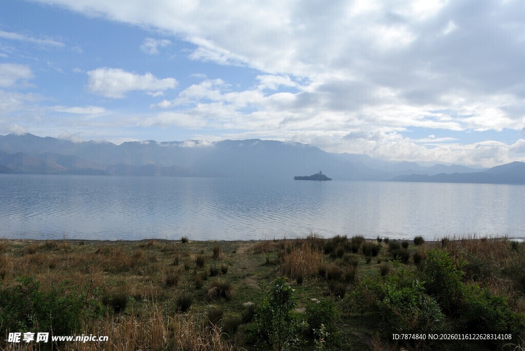 湖畔风光 远山近景皆如画