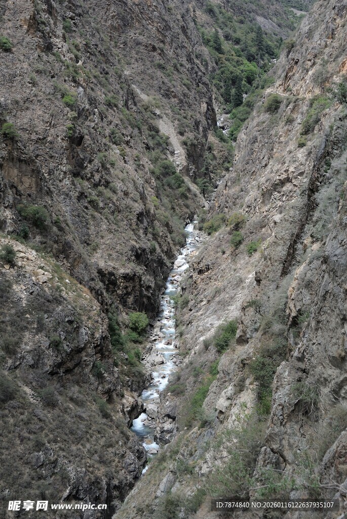 峡谷山川间的潺潺溪流