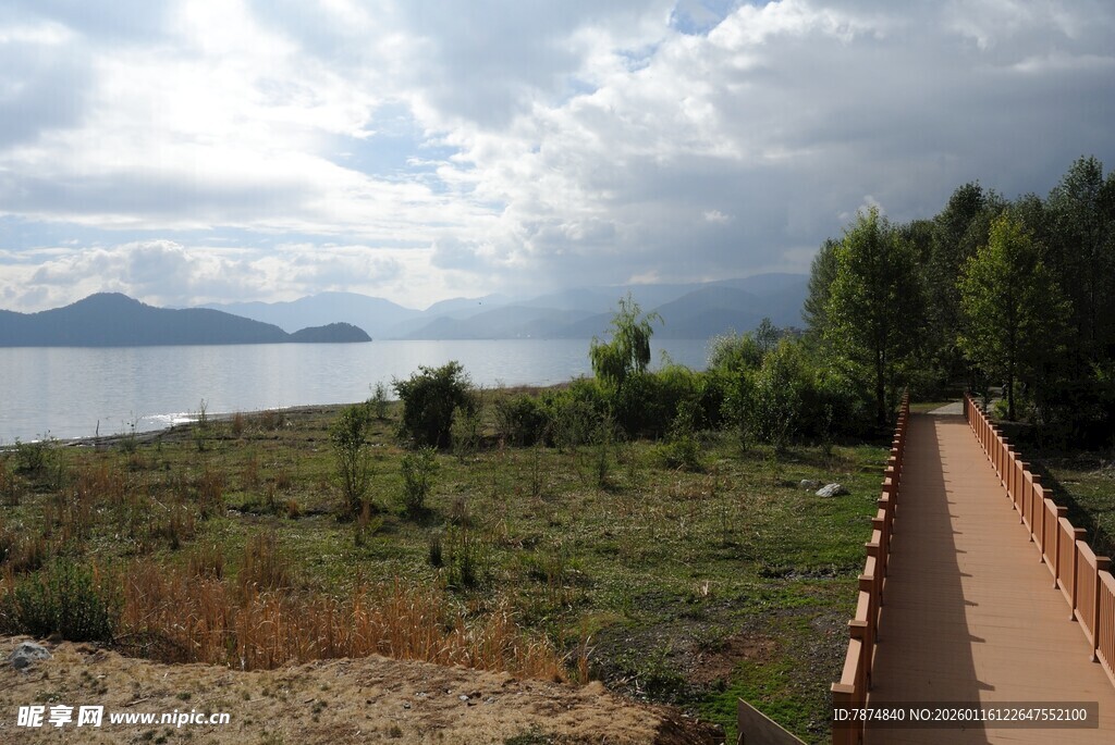 湖畔木栈道风景