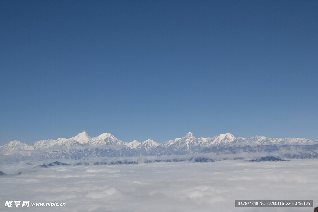 蓝天之下的壮丽雪山景观
