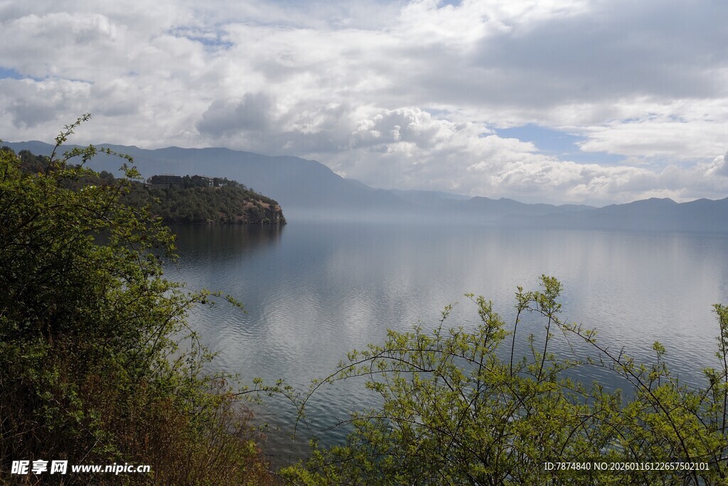 湖畔青山绿水风景如画