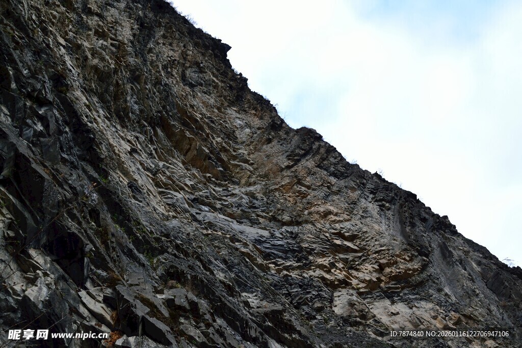 陡峭嶙峋的岩石山壁