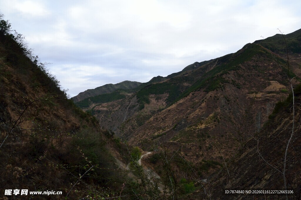 山间蜿蜒小道 景色秀丽