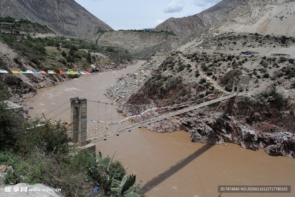 山间悬索桥横跨浑浊河流