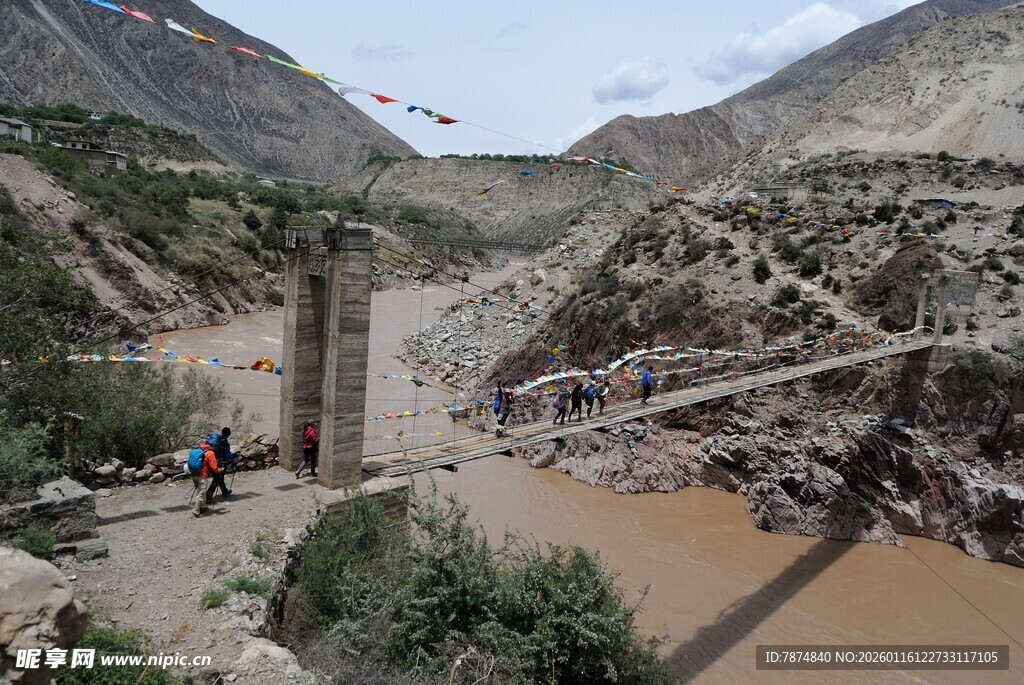 山间吊桥与湍急河流