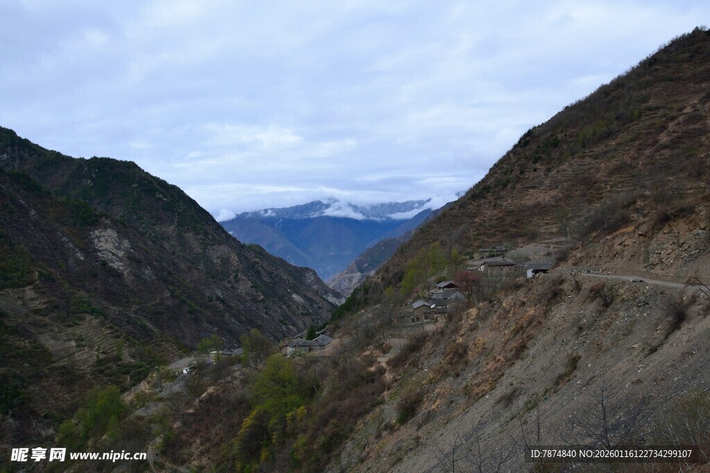 山间蜿蜒公路景色
