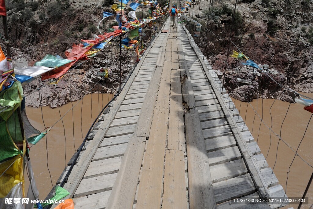 横跨河流的简易木吊桥