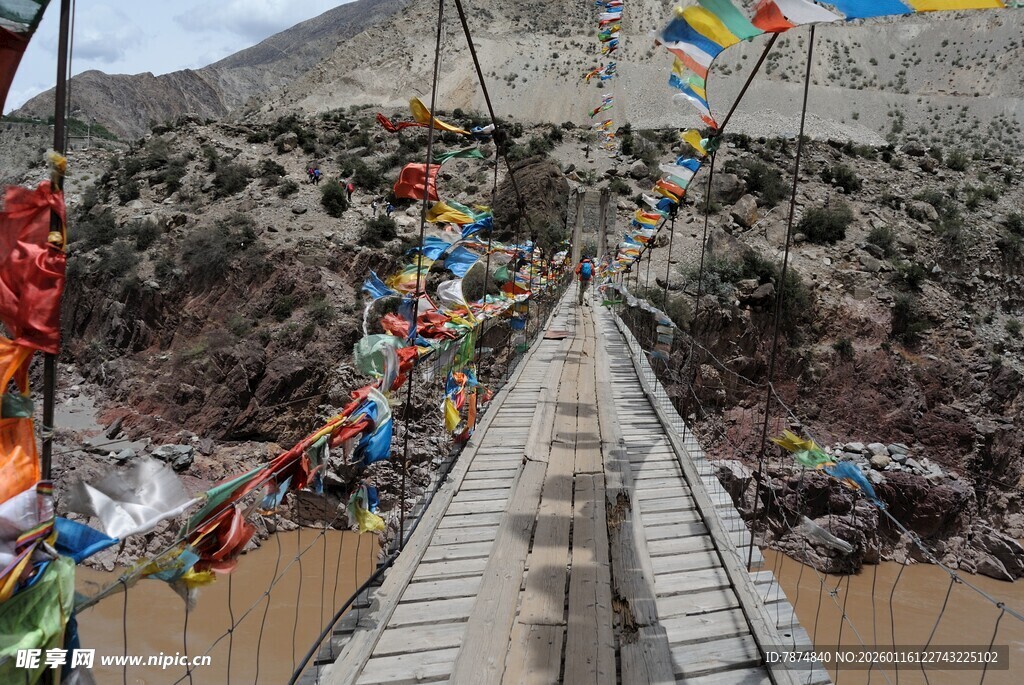 藏区祈福木桥挂满经幡