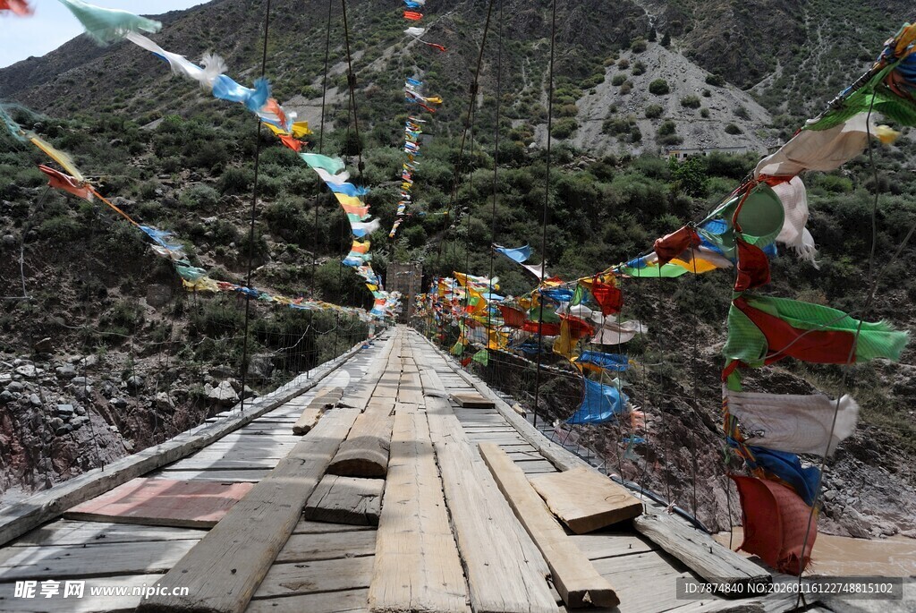 木桥上飘扬的五彩经幡