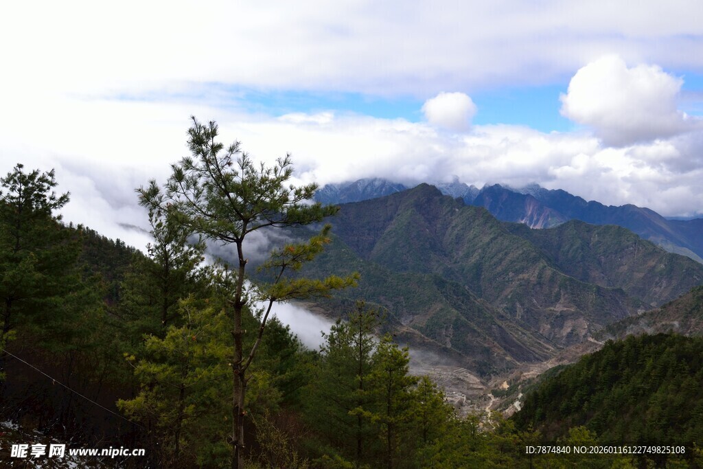 山间美景 云雾缭绕的山脉