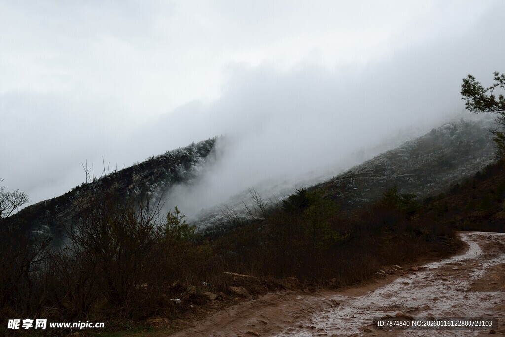 山间云雾缭绕的泥泞小道