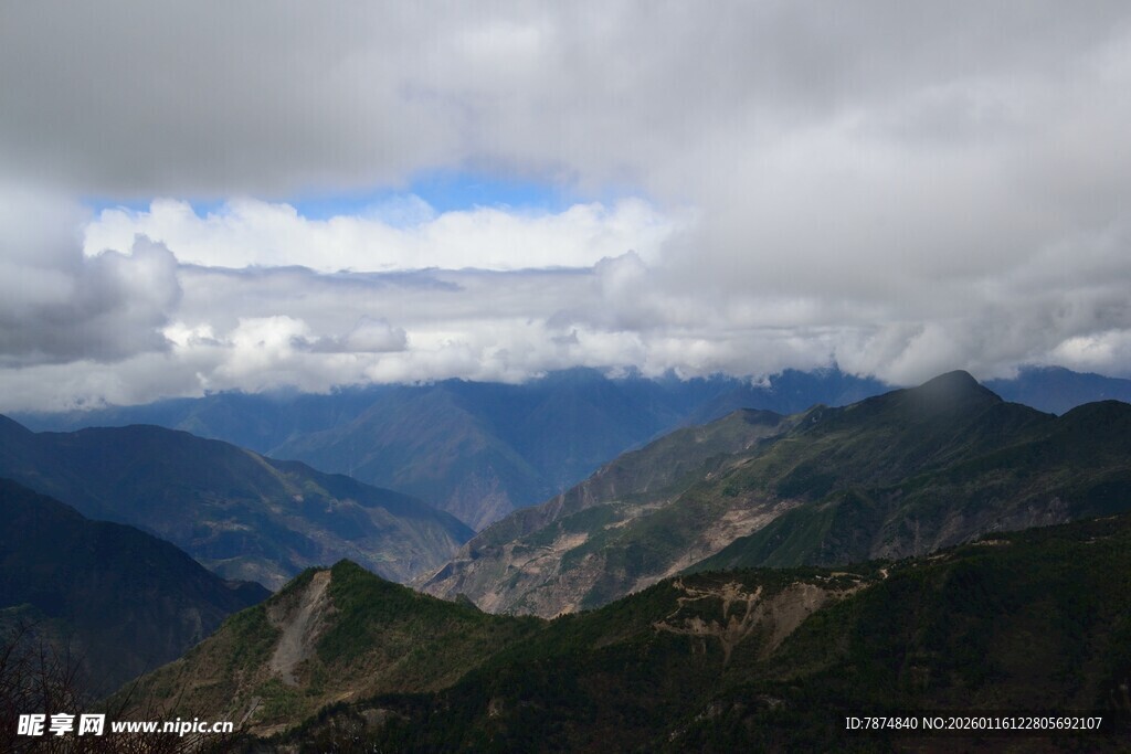 山峦云海间的壮美风光