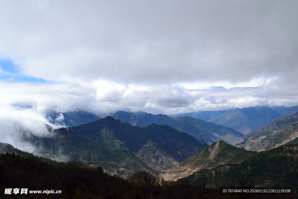 云雾缭绕的壮美山峦景色