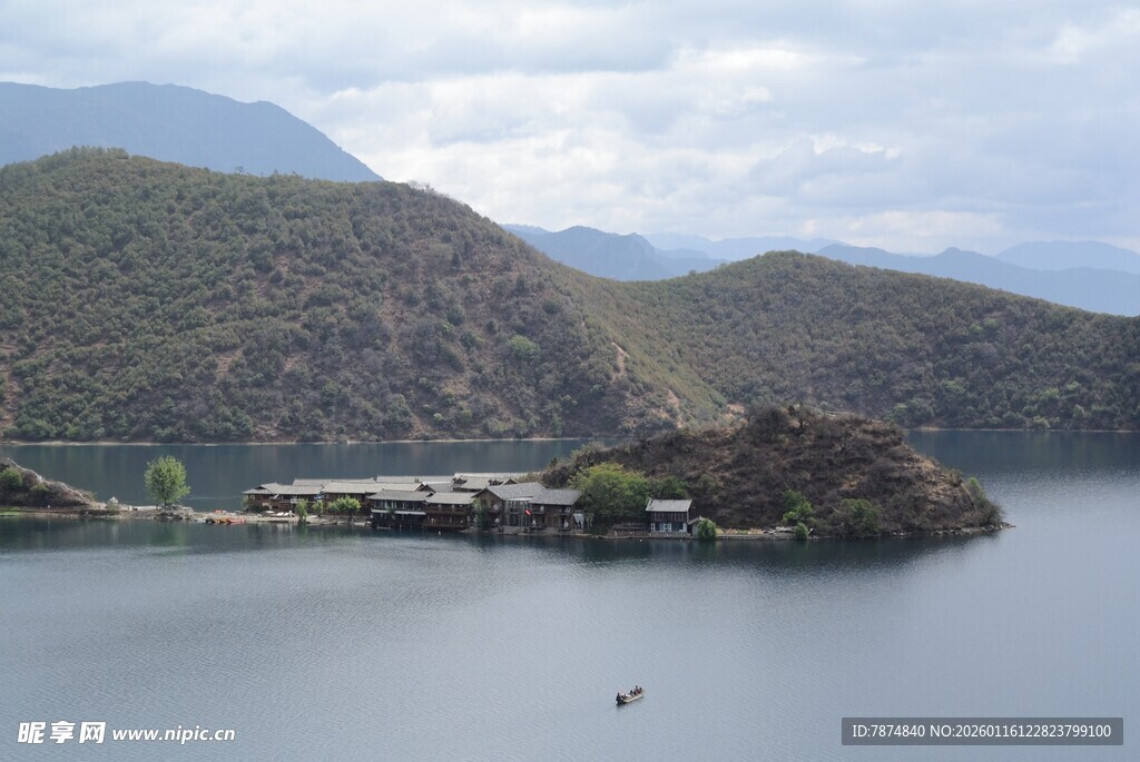 山水相依的静谧湖景