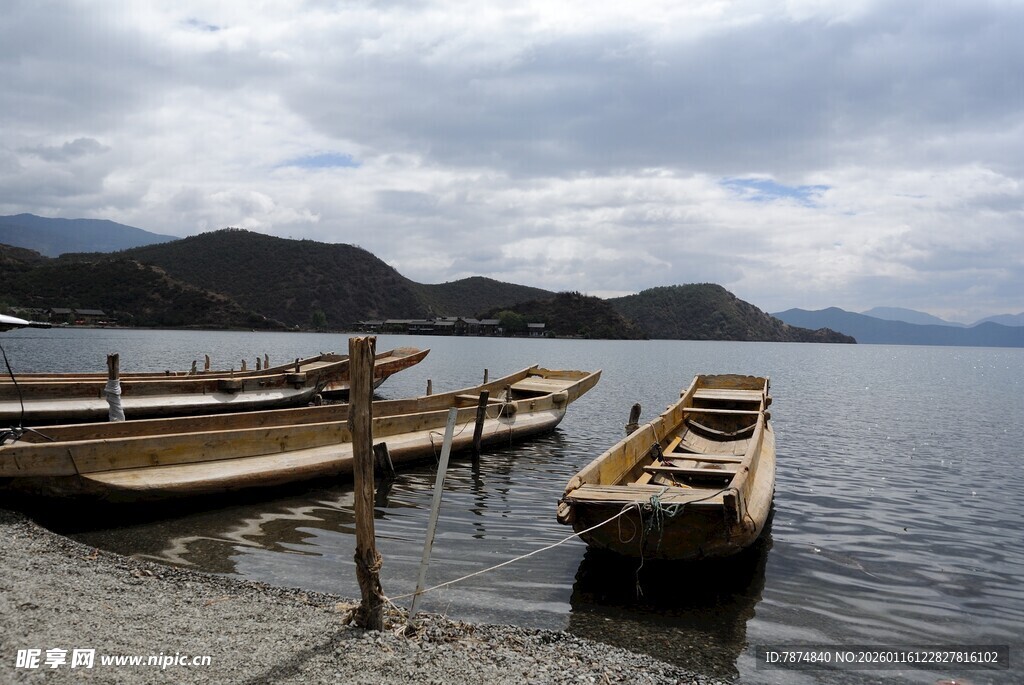 湖畔木船静泊于山水间