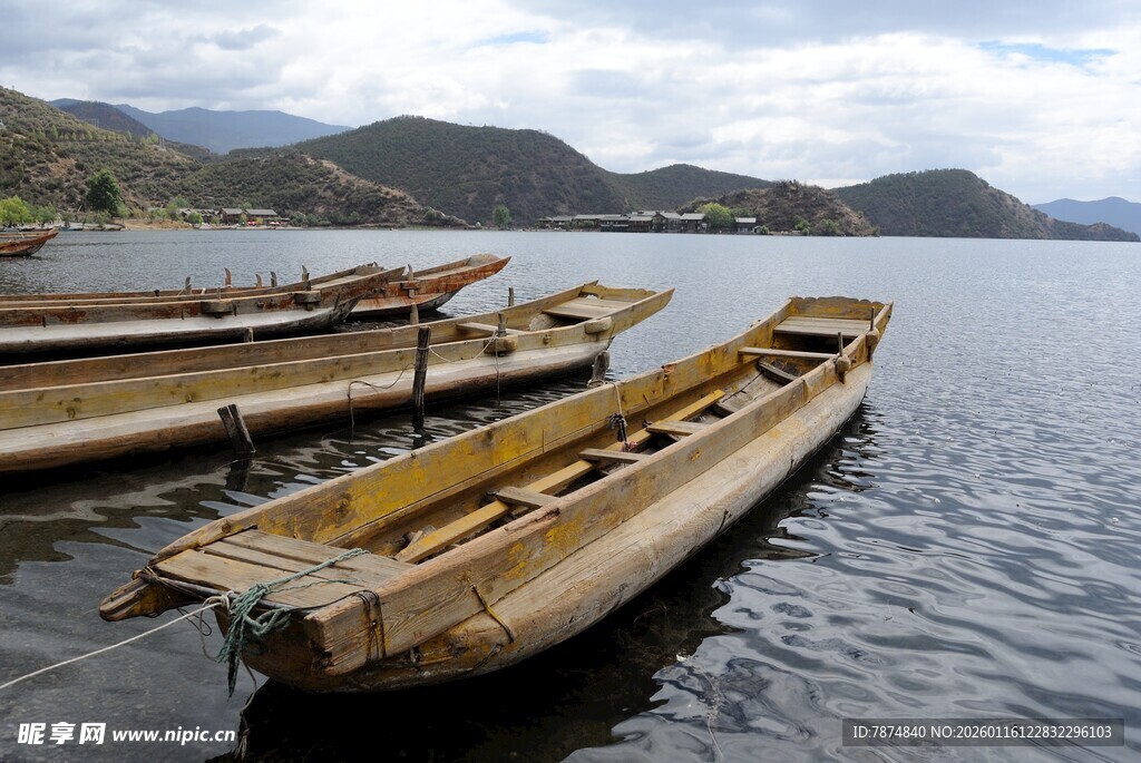 湖畔停泊的古朴木舟