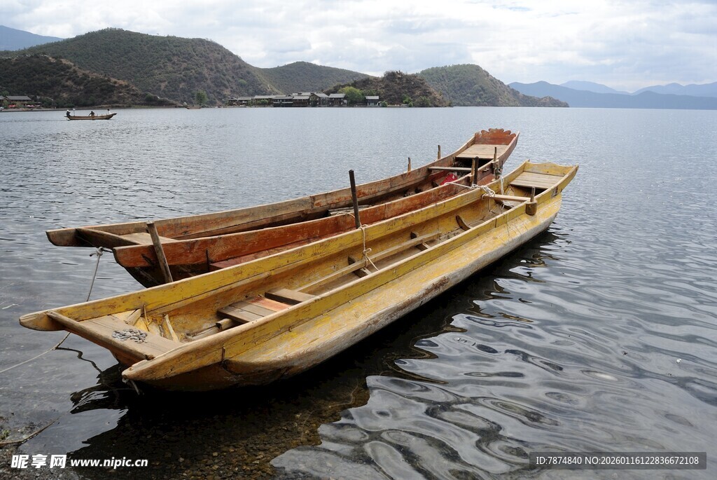 水面上的两艘木质小船