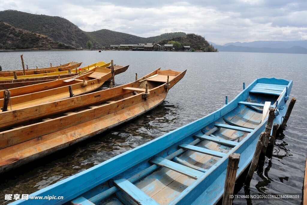 湖畔停泊的多彩木舟