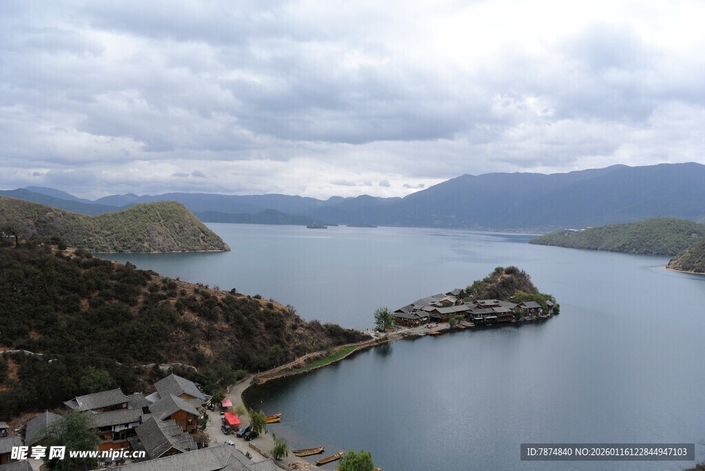 湖畔美景 山水相依的宁静