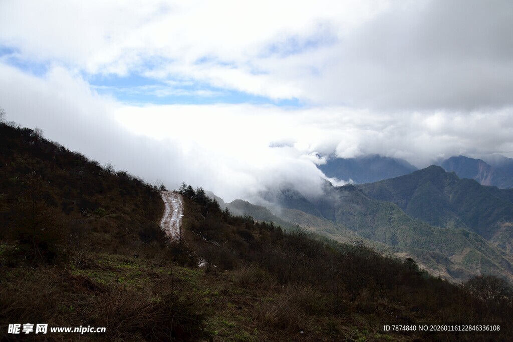 山间云雾缭绕的蜿蜒小路