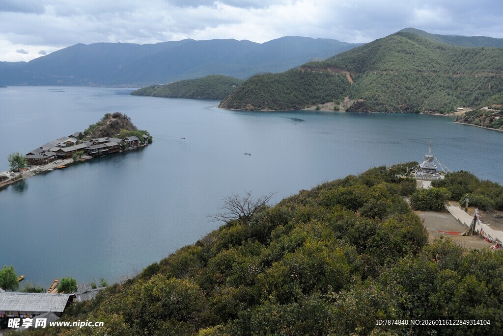 湖光山色中的岛屿景观