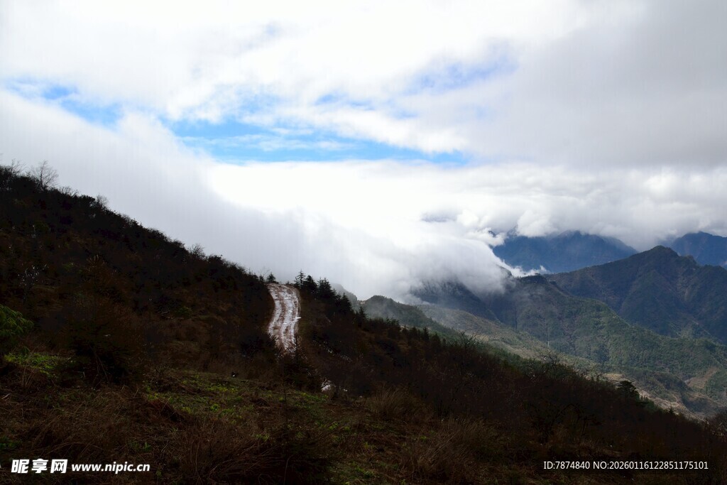 山间云雾缭绕的壮美景色