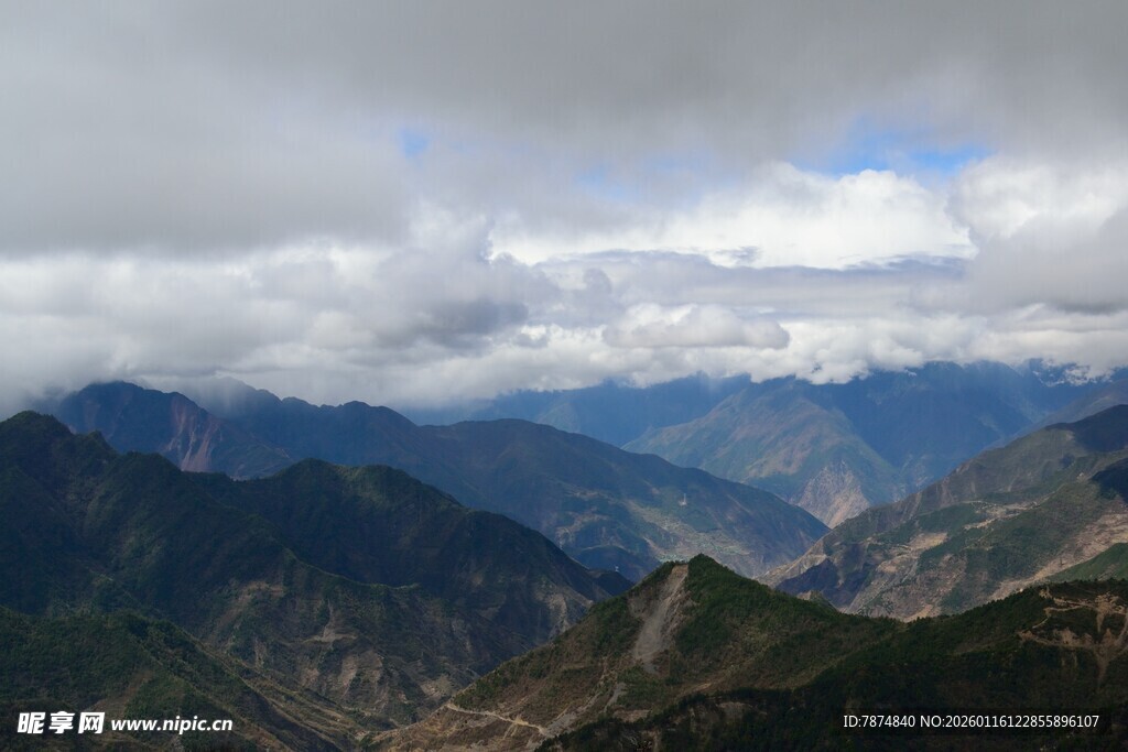 壮丽山峦与云海景观