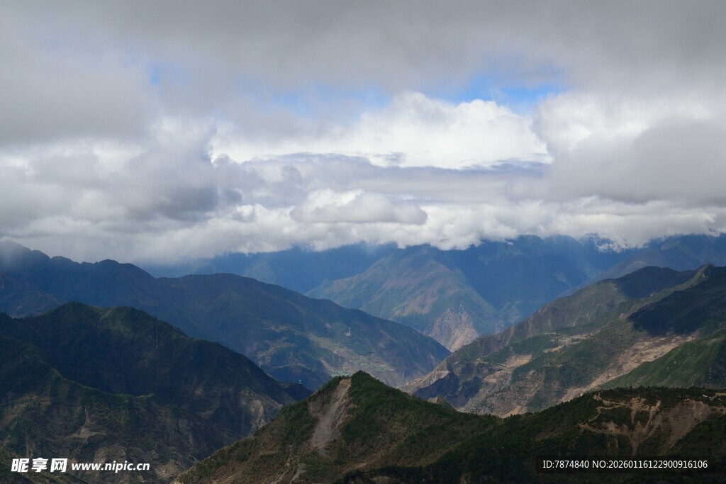 壮丽山峦与云海景观