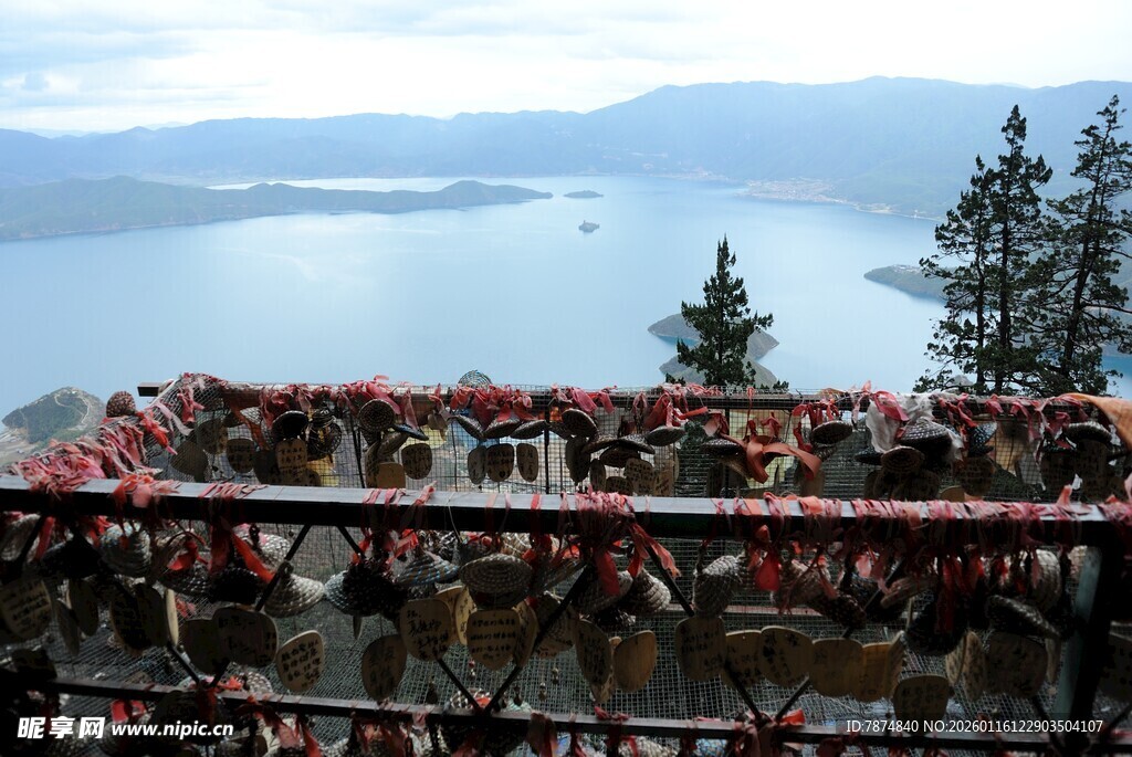 湖畔围栏挂满祈福许愿牌