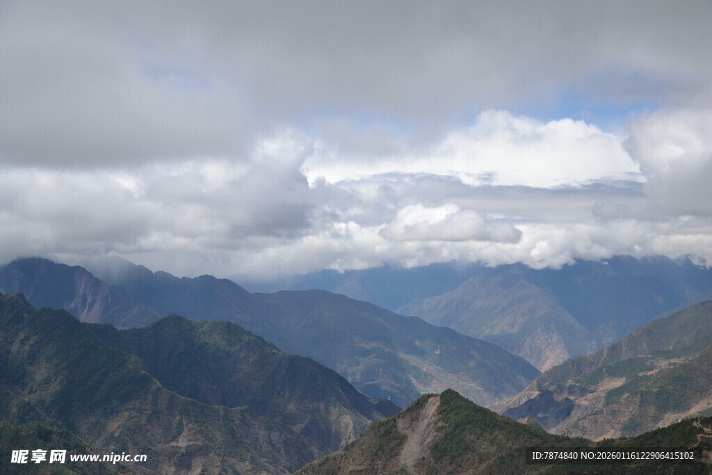 壮丽山峦与云海景观