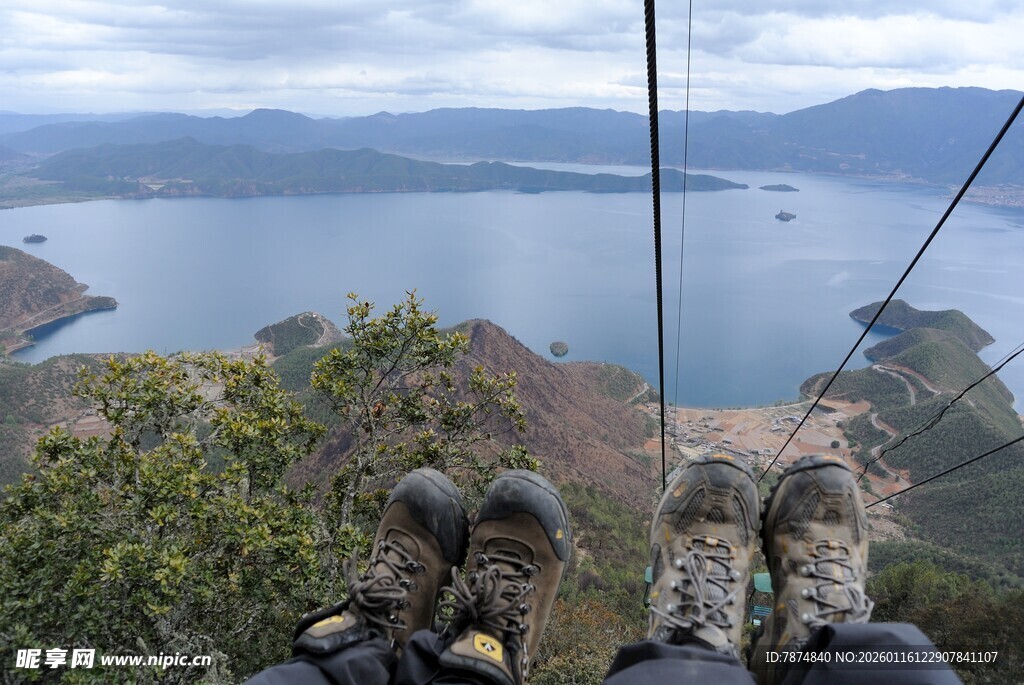 山顶俯瞰湖景的惬意双脚