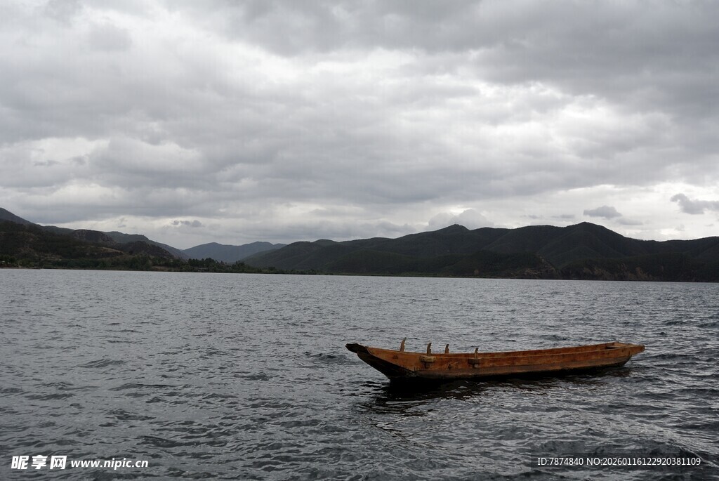 孤舟泛于山水间