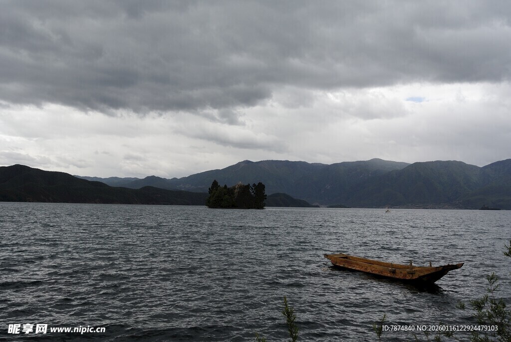 湖面上的孤舟与阴沉天空