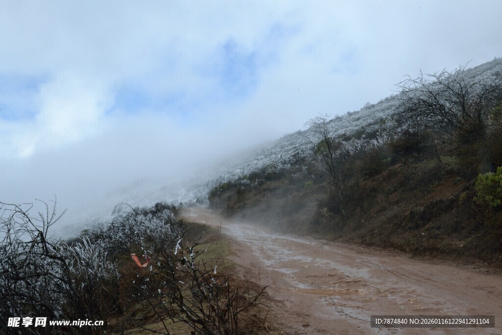 山间云雾缭绕的泥泞小路